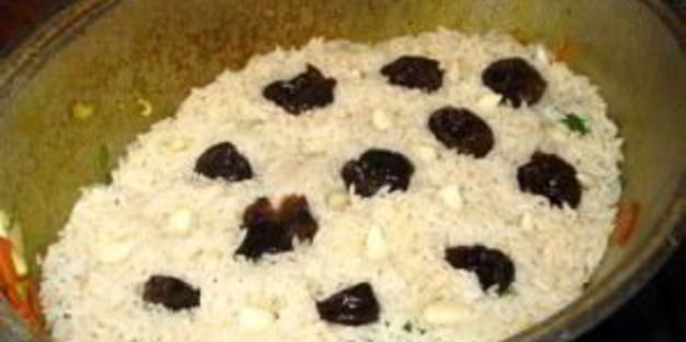 плов с черносливом и курицей