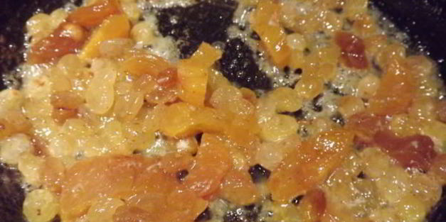 плов с курагой и изюмом