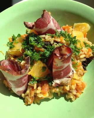 Плов с сухофруктами, апельсинами и копченой корейкой