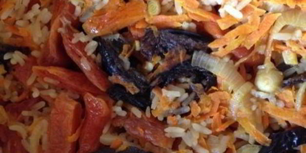 плов с сухофруктами, апельсинами и копченой корейкой