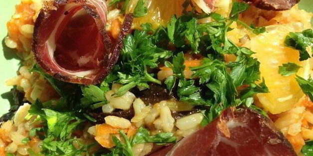 плов с сухофруктами, апельсинами и копченой корейкой