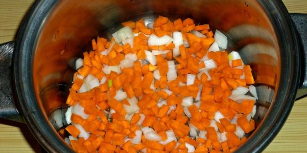 плов в кастрюле со свининой