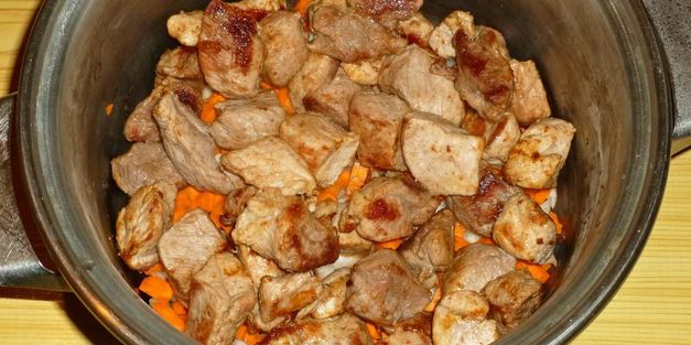 плов в кастрюле со свининой