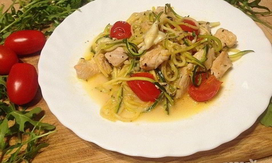 Рецепт пп-паста из цукини с курицей и моцареллой