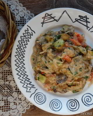 Грибное рагу с кабачками в сметанном соусе