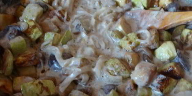 грибное рагу с кабачками в сметанном соусе