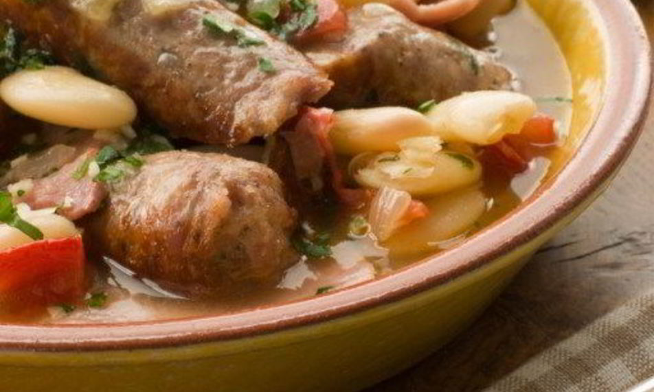 Рецепт колбаски с фасолевым рагу с соусом персилад