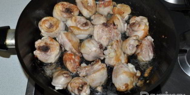 куриное рагу с грибами и томатным соком