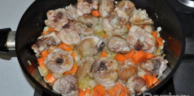 куриное рагу с грибами и томатным соком