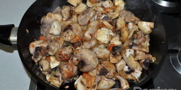 куриное рагу с грибами и томатным соком