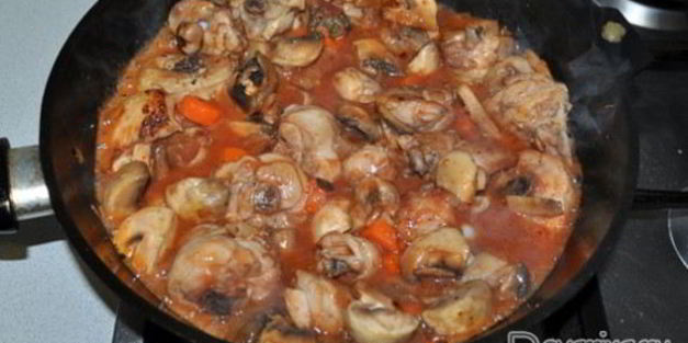 куриное рагу с грибами и томатным соком
