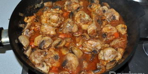 куриное рагу с грибами и томатным соком