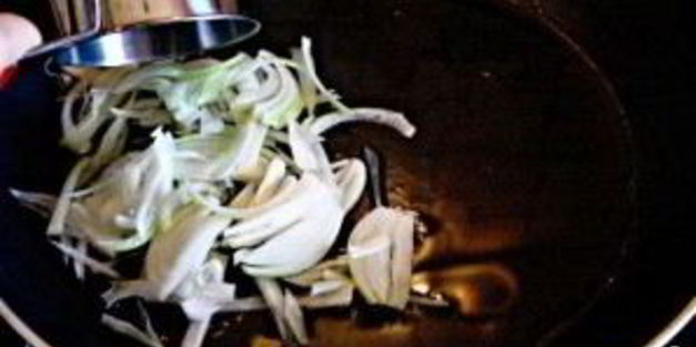 куриное рагу с помидорами и луком