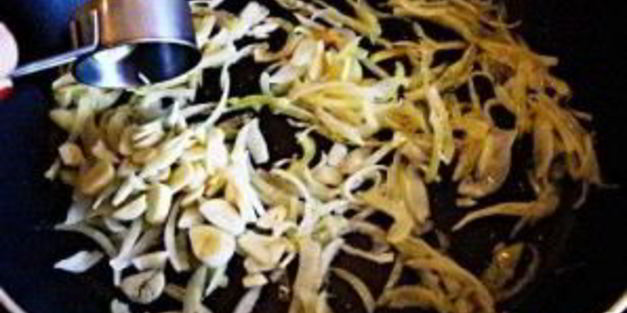 куриное рагу с помидорами и луком