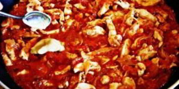 куриное рагу с помидорами и луком