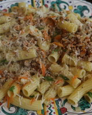 Макароны с мясом и овощным рагу