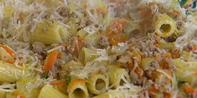 макароны с мясом и овощным рагу