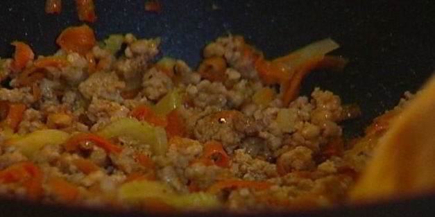 макароны с мясом и овощным рагу