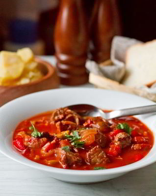 Мясное рагу из говядины со сладким перцем