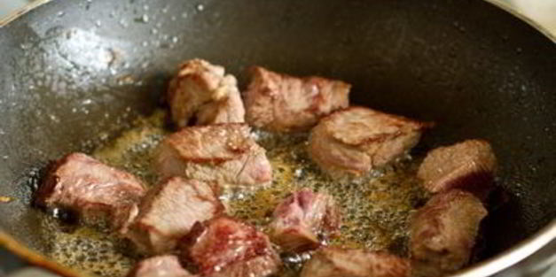 мясное рагу из говядины со сладким перцем