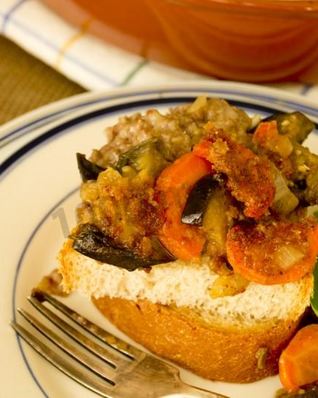 Овощное рагу с мясным фаршем и баклажанами в духовке