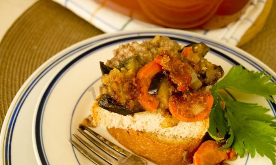 Рецепт овощное рагу с мясным фаршем и баклажанами в духовке