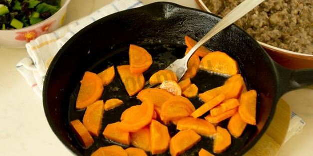 овощное рагу с мясным фаршем и баклажанами в духовке