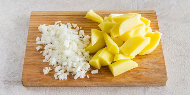 рагу из капусты с картофелем и мясными остатками