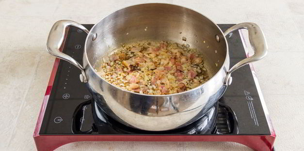 рагу из капусты с картофелем и мясными остатками