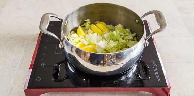 рагу из капусты с картофелем и мясными остатками