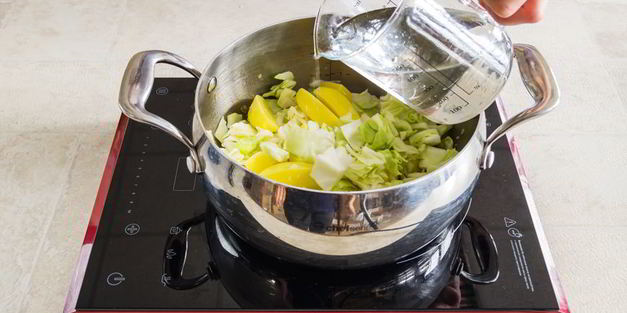 рагу из капусты с картофелем и мясными остатками