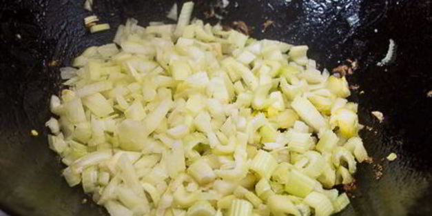 рагу из курицы с копчеными колбасками