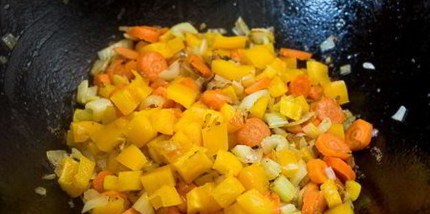 рагу из курицы с копчеными колбасками