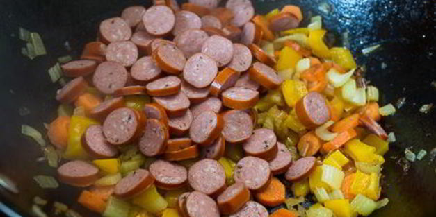 рагу из курицы с копчеными колбасками