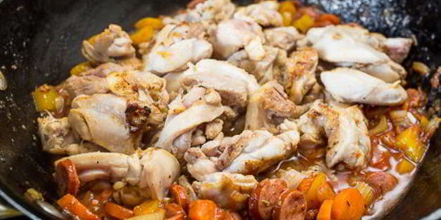 рагу из курицы с копчеными колбасками