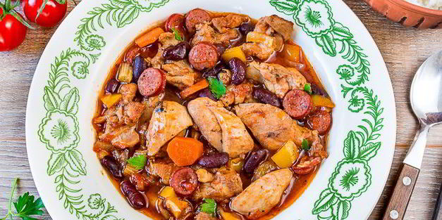 рагу из курицы с копчеными колбасками