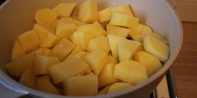 рагу с сырокопчеными колбасками и фасолью