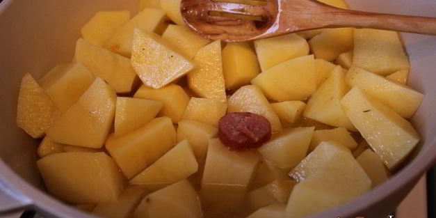 рагу с сырокопчеными колбасками и фасолью