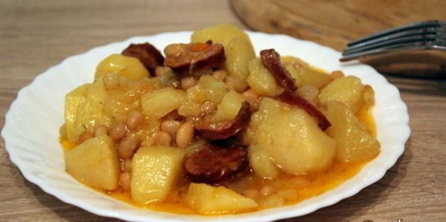 рагу с сырокопчеными колбасками и фасолью