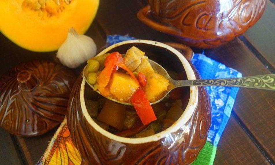 Рецепт рагу со свининой и тыквой в горшочках