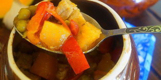 рагу со свининой и тыквой в горшочках