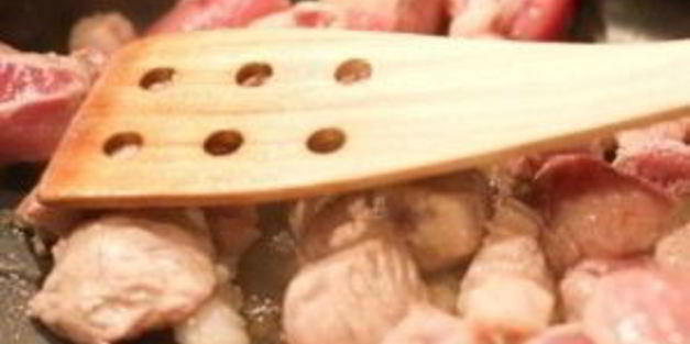 рагу со свининой, овощами и лапшой