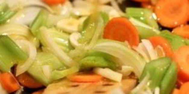 рагу со свининой, овощами и лапшой