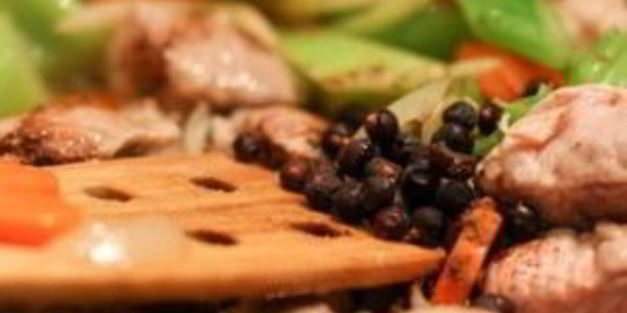 рагу со свининой, овощами и лапшой