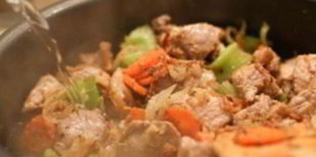 рагу со свининой, овощами и лапшой