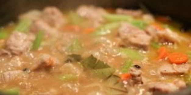 рагу со свининой, овощами и лапшой