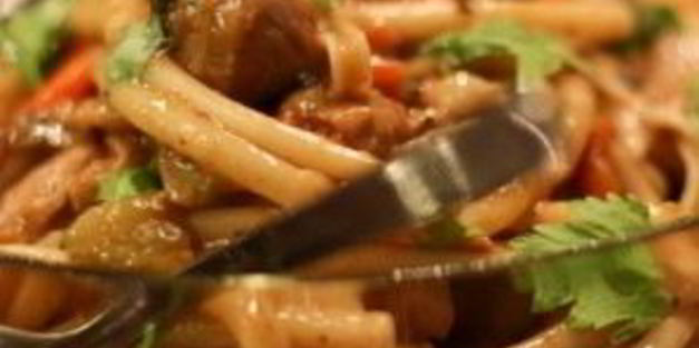 рагу со свининой, овощами и лапшой