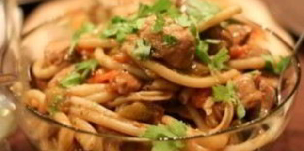 рагу со свининой, овощами и лапшой