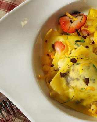 Равиоли с рикоттой в апельсиновом соусе с фрикасе из фруктов