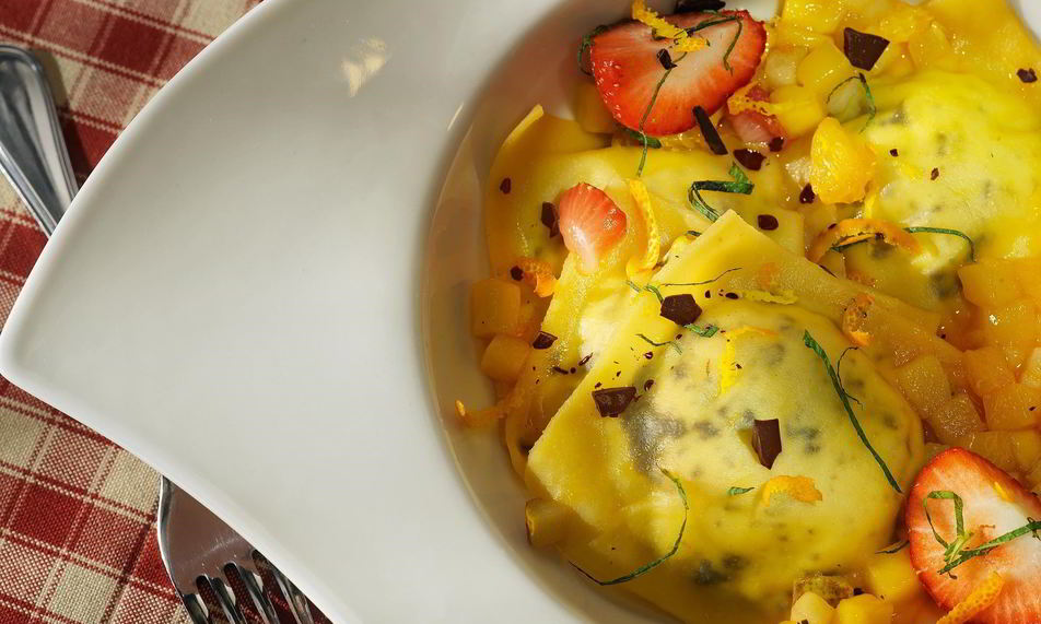 Рецепт равиоли с рикоттой в апельсиновом соусе с фрикасе из фруктов